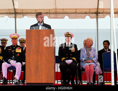 Virginia Gouverneur Bob McDonnell spricht bei der Inbetriebnahme Zeremonie für die amphibische Transportschiff der Dock USS Arlington (LPD 24) am Naval Station Norfolk, Virginia, 6. April 2013. (Foto: U.S. Navy Mass Communication Specialist 3. Klasse Frank J. Pikul/freigegeben) USS Arlington Inbetriebnahme Zeremonie 130406-N-ZE938-072 Stockfoto