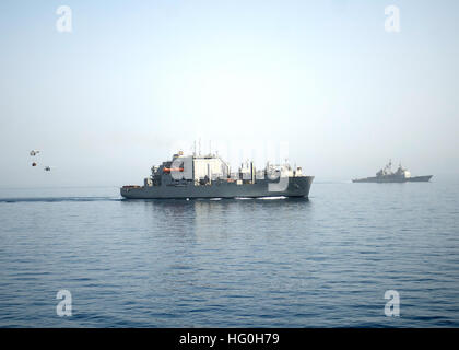 130413-N-XQ474-138 Nord arabischen Meer (13. April 2013) – führt der trockenen Ladung/Munition Schiff USNS Medgar Evers (T-AKE-13) eine vertikale Nachschub auf See mit dem Flugzeugträger USS Dwight D. Eisenhower (CVN-69), während der geführte Flugkörper Kreuzer USS Stadt Hue (CG 66) neben dampft. Dwight D. Eisenhower und Hue Stadt werden in den USA bereitgestellt 5. Flotte Aufgabengebiet Durchführung von maritimer Sicherheitsoperationen, Theater Sicherheitsbemühungen Zusammenarbeit und Unterstützung Missionen im Rahmen der Operation Enduring Freedom. (US Navy Foto von Masse Kommunikation Spezialist Seemann Andrew Schneider/Release Stockfoto