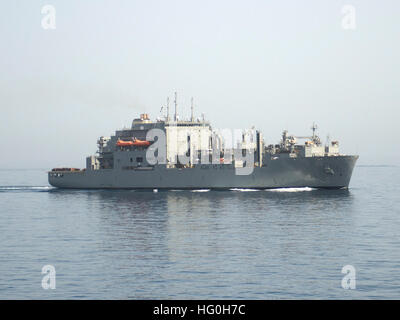 130413-N-XQ474-138 Nord arabischen Meer (13. April 2013) – führt der trockenen Ladung/Munition Schiff USNS Medgar Evers (T-AKE-13) eine vertikale Nachschub auf See mit dem Flugzeugträger USS Dwight D. Eisenhower (CVN-69), während der geführte Flugkörper Kreuzer USS Stadt Hue (CG 66) neben dampft. Dwight D. Eisenhower und Hue Stadt werden in den USA bereitgestellt 5. Flotte Aufgabengebiet Durchführung von maritimer Sicherheitsoperationen, Theater Sicherheitsbemühungen Zusammenarbeit und Unterstützung Missionen im Rahmen der Operation Enduring Freedom. (US Navy Foto von Masse Kommunikation Spezialist Seemann Andrew Schneider/Release Stockfoto