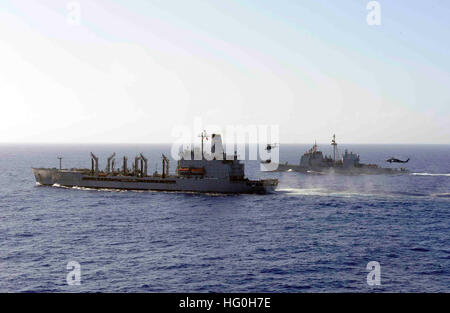 Pazifischer Ozean (14. April 2013) geführte Flugkörper Kreuzer USS Mobile Bay (CG-53) neben der Military Sealift Command zieht schnell Kampfunterstützung Schiff USNS Brücke (T-AOE 10) während ein Nachschub an Meer Entwicklung. Mobile Bay und John C. Stennis werden in den USA bereitgestellt 7. Flotte Aufgabengebiet Durchführung von maritimen Sicherheits-Operationen und Sicherheitsbemühungen Zusammenarbeit Theater. (Foto: U.S. Navy Mass Communication Specialist 3. Klasse Katarzyna Kobiljak/freigegeben) 130414-N-YW024-203 beitreten das Gespräch http://www.facebook.com/USNavy http://www.twitter.com/USNavy http://navylive.dodlive Stockfoto