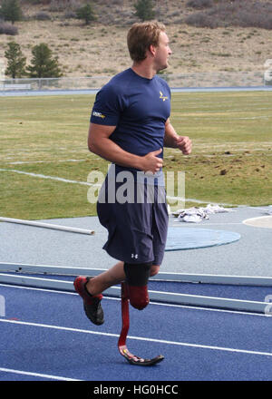 Im Ruhestand Hospital Corpsman 2. Klasse Max Rohn von Longmont, Colorado, joggt, rund um die Strecke um seine Beine vor Track Training in Vorbereitung auf die 2013 Verwundeten Krieger Spiele zu wärmen. Die Krieger Spiele umfasst Wettbewerbe im Bogenschießen, Radfahren, sitzende Volleyball, schießen, Schwimmen, Leichtathletik und Rollstuhl-Basketball. Das Ziel der Krieger Spiele ist nicht unbedingt zu die erfahrensten Athleten zu identifizieren, sondern um das unglaubliche Potential der Verwundeten Krieger durch Leistungssport zu demonstrieren. Mehr als 200 Verletzte, kranke oder verletzte Service-Mitglieder aus den USA und Großbritannien bewaffnete Kräfte eine Stockfoto