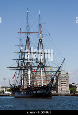 130604-N-HN195-020 BOSTON (4. Juni 2013) USS Constitution für ihre erste Wende Kreuzfahrt 2013 in Gang kommt. Die im Gange begingen den 71. Jahrestag der Schlacht um Midway und anerkannte Ersthelfer von den Bombenanschlägen in Boston-Marathon. Mehr als 300 Ersthelfer Vertretung der Boston und Staatspolizei, medizinisches Personal und die Boston Feuerwehr wurden eingeladen zur Teilnahme an den im Gange gedenken. (Foto: U.S. Navy Sonar Techniker (u-Boot) 2. Klasse Thomas Rooney/freigegeben) USS Constitution erste Wende Kreuzfahrt 2013 130604-N-HN195-020 Stockfoto