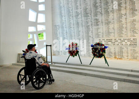 Schlachtschiff USS Arizona (BB-39) Überlebender Lauren Bruner beobachtet einen Moment der Stille in den Altarraum der USS Arizona Memorial, eine Marmorwand mit den Namen der 1.177 Matrosen und Marinesoldaten, die während des Angriffs der 7. Dezember 1941 umgekommen sind. Bruner wurde zu einem der USS Arizona Flak-Batterien auf Backbordseite des Schiffes während des Angriffs stationiert und war einer der letzten Überlebenden zu evakuieren, bevor das Schiff auf den Grund von Pearl Harbor sank. (Foto: U.S. Navy Mass Communication Specialist 2. Klasse Tiarra Fulgham/freigegeben) Überlebende der USS Arizona besucht Gedenkstätte 130606-N-QG393-130 Stockfoto