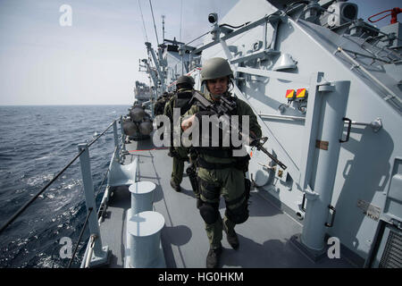 SOUTH CHINA SEA (20. Juni 2013) einen Besuch, Board, Durchsuchung und Beschlagnahme von Oberfläche Kriegsführung Abteilung 1, begann auf dem littoral combat Schiff USS Freedom (LCS-1) team sucht und sichert der Royal Malaysian Navy geführte Raketen Fregatte KD Jebat (FFG 29) während einer Zusammenarbeit flott Bereitschaft und Training (CARAT) Malaysia 2013 Übung. Mehr als 1200 sind Matrosen und Marinesoldaten Karat Malaysia beteiligt. Karat ist eine Reihe von bilateralen militärischen Übungen zwischen der US-Marine und die Streitkräfte von Bangladesch, Brunei, Kambodscha, Indonesien, Malaysia, Philippinen, Singapur, Thailand und Tim Stockfoto