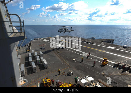 Atlantik (6. August 2013) ein MH-60 s Sea Hawk-Hubschrauber, das Meer Ritter der Hubschrauber Meer bekämpfen Squadron (HSC) 22 zugewiesen wird Munition aus dem Flugdeck des Flugzeugträgers USS Dwight D. Eisenhower (CVN-69). Dwight D. Eisenhower führt eine Munition Offload im Atlantischen Ozean in der Vorbereitung für eine geplante Docking-geplante inkrementelle Verfügbarkeit im Norfolk Naval Shipyard. (Foto: U.S. Navy Masse Kommunikation Spezialist Seemann Taylor L. Jackson/freigegeben) 130806-N-FI568-009 beitreten das Gespräch http://www.navy.mil/viewGallery.asp http://www.facebook.com/USNav Stockfoto