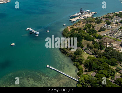 130806-N-IU636-947 PEARL HARBOR (6. August 2013) eine Antenne von der USS Arizona und USS Missouri Gedenkstätten auf Ford Island, gemeinsame Basis Pearl Harbor-Hickam anzeigen (Foto: U.S. Navy Masse Kommunikation Spezialist Seemann Johans Chavarro/freigegeben) USS Arizona und USS Missouri Gedenkstätten Antenne anzeigen 2013 Stockfoto