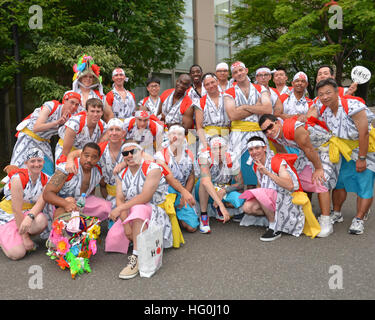 USS Fitzgerald (DDG-62) Segler posieren zusammen in ihren japanischen Yukatas vor der Teilnahme an der Aomori Stadt Nebuta Festival Parade, 6. August 2013. Fitzgerald ist derzeit auf einen Hafenanlauf in den Norden Japans Stadt Aomori und seine Matrosen wurden eingeladen, an der Stadt jährliche Parade teilzunehmen. Das Nebuta-Festival zieht etwa 3 Millionen Zuschauer jedes Jahr. (Foto: U.S. Navy Senior Chief Masse Kommunikation Spezialist Daniel Sanford/freigegeben) USS Fitzgerald Segler teilnehmen in der Aomori Stadt Nebuta Festival Parade 130806-N-ZI955-086 Stockfoto