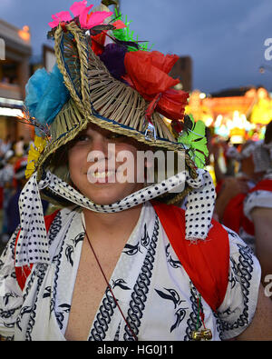 Operations Specialist 1. Klasse Andrew Esala, ursprünglich aus Mandeville, Louisiana, und an USS Fitzgerald (DDG-62), beteiligt sich an der Aomori Stadt Nebuta Festival Parade, während des Tragens eines traditionellen japanischen Yukata und Hanagasa Hut, 6. August 2013. Fitzgerald ist derzeit auf einen Hafenanlauf in den Norden Japans Stadt Aomori und seine Matrosen wurden eingeladen, an der Stadt jährliche Parade teilzunehmen. Das Nebuta-Festival zieht etwa 3 Millionen Zuschauer jedes Jahr. (Foto: U.S. Navy Senior Chief Masse Kommunikation Spezialist Daniel Sanford/freigegeben) USS Fitzgerald Segler teilnehmen in der Aomori Stockfoto