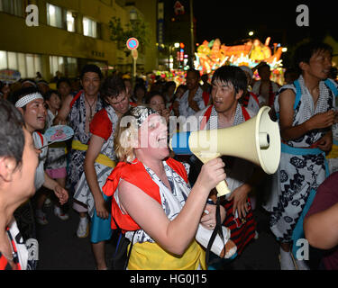 Elektroniker / 3. Klasse Nicole Carr, gebürtig aus Kenosha, Wisconsin, USA, und an USS Fitzgerald (DDG-62), sorgt für einige Motivation für ihre Kollegen Parade Teilnehmer während der Stadt Aomori Nebuta Festival Parade, 6. August 2013. Fitzgerald ist derzeit auf einen Hafenanlauf in den Norden Japans Stadt Aomori und seine Matrosen wurden eingeladen, an der Stadt jährliche Parade teilzunehmen. Das Nebuta-Festival zieht etwa 3 Millionen Zuschauer jedes Jahr. (Foto: U.S. Navy Senior Chief Masse Kommunikation Spezialist Daniel Sanford/freigegeben) USS Fitzgerald Segler teilnehmen in Aomori Stadt Nebuta Festi Stockfoto