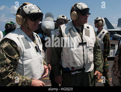 Admiral Bruce Clingan, links, Kommandeur des Allied Joint Force Command Naples und Air Force General Philip Breedlove, Kommandeur der alliierten Oberkommando, Europa, beobachten Flugbetrieb an Bord des Flugzeugträgers USS Harry S. Truman (CVN-75). Truman, das Flaggschiff für die Harry S. Truman Carrier Strike Group, bereitgestellt wird, Unterstützung von maritimer Sicherheitsoperationen und Sicherheitsbemühungen Zusammenarbeit Theater in den USA 6. Flotte Aufgabengebiet. (Foto: U.S. Navy Mass Communication Specialist 3. Klasse Chase Lacombe/freigegeben) USS Harry S. Truman Flugbetrieb 130811-N-DV340-001 Stockfoto