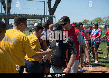 130824-N-KL846-059 DARWIN, Australien (24. August 2013) - beteiligen eine Ausstellung-Softball-Spiel mit Australiens Northern Territory National Männer und Frauen Teams Segler, Dock amphibischen Transportschiff USS Denver (LPD 9) zugeordnet. Denver ist auf Streife mit der Bonhomme Richard amphibische bereit Gruppe und mit der eingeschifften 31. Marine Expeditionary Unit (MEU), führt derzeit Routineoperationen Gelenk-Kraft in den USA 7. Flotte Zuständigkeitsbereich. (Foto: U.S. Navy Mass Communication Specialist 3. Klasse Christopher Lindahl/freigegeben) USS Denver Aktion 130824-N-KL846-059 Stockfoto