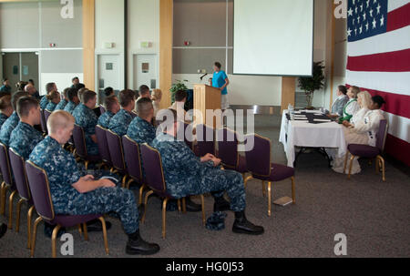 EVERETT, Washington (26. August 2013) Judith Prince, Präsident des Zweiges Everett von der American Association of University Women, spricht mit Matrosen und DoD Zivilisten während der Frauen Gleichheit Day Feier auf der Naval Station Everett (NSE). Die Feier wurde zum Gedenken an die großen Fortschritte, die das Land und die Marine nahm an die Gleichstellung von Frauen bedeutet. Heute, 54.537 Frauen in der Marine, bestehend aus 17 Prozent der Kraft, und fast 50.000 Frauen servieren über die Marine in eine Vielzahl von Spezialitäten wie zivile Mitarbeiter. (Foto: U.S. Navy Mass Communication Specialist 2. Klasse Jeffry A. Stockfoto