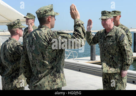 Vize-Admiral John W. Miller, Kommandeur der US Naval Forces Central Command, U.S. 5. Flotte, kombiniert maritimen Kräfte, führt eine erneute Eintragung für Waffenwart 3. Klasse Travis Hembree, links, und Waffenwart 2. Klasse Luis Gomez. Hembree und Gomez sind Commander Task Group (CTG) 56.11 zugeordnet. CTF-56 ist der Kommandant der Auslandseinsätze Kampftruppen in der Region, einschließlich explosiver Kampfmittel zur Verfügung, mobile Tauchen und Bergung, Küsten Marinekriegsführung Seabees, expeditionary Logistikunterstützung und Küsten riverine Kräfte. (Foto: U.S. Navy Mass Communication Specialist 1. Klasse Mike Stockfoto