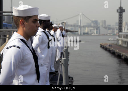 130902-N-YF014-038 Tokio (2. September 2013)--man Segler die Schienen als U.S. 7. Flotte Flaggschiff USS Blue Ridge (LCC-19) in Tokio für einen Port-Besuch kommt. Blue Ridge Portbesuche stellen eine Möglichkeit zur Förderung von Frieden und Stabilität in der Indo-Asien-Pazifik-Region, zeigen Engagement für regionale Partner und wachsende Beziehungen zu fördern. (Foto: U.S. Navy Masse Kommunikation Spezialist drittklassigen Ben Larscheid/freigegeben) USS Blue Ridge kommt in Tokio 130902-N-YF014-038 Stockfoto