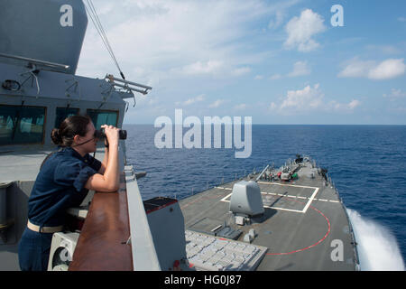 Mittelmeer (3. September 2013) Fähnrich Andrea McClellan, Officer Of The Deck, überwacht in der Nähe der Schiffsverkehr aus dem Steuerbord Brücke Flügel an Bord der Arleigh-Burke-Klasse geführte Flugkörper Zerstörer USS Mahan (DDG-72). Mahan ist auf eine geplante Bereitstellung unterstützen maritimer Sicherheitsoperationen und Sicherheitsbemühungen Zusammenarbeit Theater in den USA 6. Flotte Aufgabengebiet. (Foto: U.S. Navy Mass Communication Specialist 2. Klasse John Herman/freigegeben) 130903-N-IY142-329 beitreten das Gespräch http://www.navy.mil/viewGallery.asp http://www.facebook.com/USNavy http://www.twitter.com/USNav Stockfoto