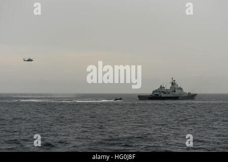 Einen Besuch Board Durchsuchung und Beschlagnahme Team vom littoral combat Schiff USS Freedom (LCS-1) bereitet sich der Royal Malaysian Navy Patrouillenboot KD Pahang (171) bei einem Besuch an Bord, Board, Durchsuchung und Beschlagnahme als Teil von Südostasien Zusammenarbeit und Ausbildung (SEACAT) ausüben. Dies ist die 11. jährliche SEACAT-Übung mit Marine Verbindungsoffiziere aus Brunei, Indonesien, Malaysia, den Philippinen, Singapur, Thailand und den Vereinigten Staaten verfolgen Schiffe im multilateralen maritime Interdiction Szenario. (Foto: U.S. Navy Mass Communication Specialist 3. Klasse Karolina A. Oseguera/Rel Stockfoto