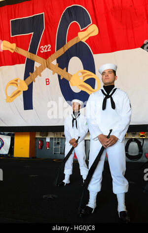 Honor Guard Mitglieder Posten vor der Chief Petty Officer anheften Zeremonie im Hangar des Flugzeugträgers USS Ronald Reagan (CVN-76) Bucht. Ronald Reagan ist derzeit vertäut und Zuhause im Naval Base Coronado portiert. (Foto: U.S. Navy Mass Communication Specialist 3. Klasse Timothy Schumaker/freigegeben) USS Ronald Reagan - CPO anheften 130913-N-UK306-135 Stockfoto