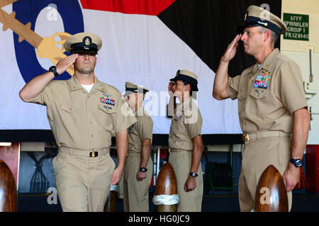 Chief Aviation Ordnanceman Ronald Fawson, von Ogden, Utah, salutiert als er geht durch Sideboys nach angeheftet als Chief Petty Officer an Bord des Flugzeugträgers USS Ronald Reagan (CVN-76). Ronald Reagan ist derzeit vertäut und Zuhause im Naval Base Coronado portiert. (Foto: U.S. Navy Mass Communication Specialist 3. Klasse Timothy Schumaker/freigegeben) USS Ronald Reagan - CPO anheften 130913-N-UK306-235 Stockfoto