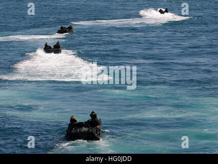 Amphibische Fahrzeuge (AAV) aus 3. Assault Amphibian Battalion (3. AABN) Transit zum Marine Corps Base Camp Pendleton nach dem Start vom Deck der amphibischen Angriff Schiff USS Peleliu (LHA-5) gut während amphibische Kriegsführung Zertifizierung Operationen. Peleliu führt Probefahrten in Vorbereitung auf eine bevorstehende Bereitstellung. (Foto: U.S. Navy Mass Communication Specialist 2. Klasse Daniel Viramontes/freigegeben) USS Peleliu Aktivität 140514-N-AQ172-138 Stockfoto