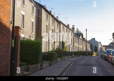 Terrassenförmige Regency Houses, Blick auf eine Reihe von Stadthäusern aus dem frühen 18. Jahrhundert in der Well Street im Zentrum von Bury St Edmunds, Suffolk, Großbritannien. Stockfoto