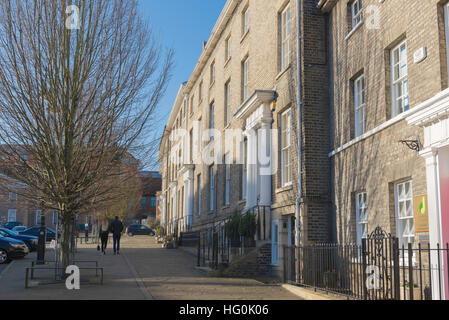 Bury St Edmunds Angel Hill, Blick auf eine Reihe von georgianischen Reihenhäusern auf Angel Hill in Bury St. Edmunds, Suffolk, Großbritannien Stockfoto