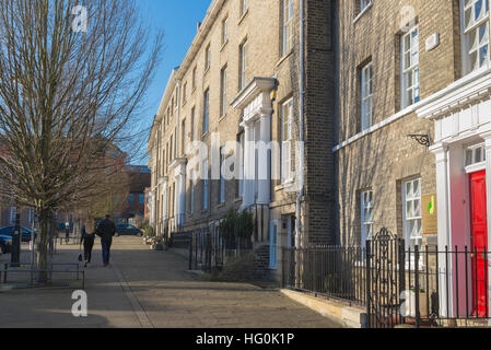 Bury St Edmunds Angel Hill, eine Reihe georgianischer Reihenhäuser auf Angel Hill in Bury St. Edmunds, Suffolk, Großbritannien Stockfoto