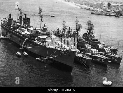 USS Prairie (AD-15) mit Zerstörer in San Diego 1962 Stockfoto