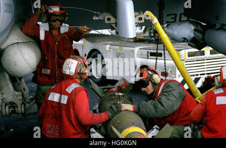 990501-N-9015B-005 auf See lädt Board USS Theodore Roosevelt (CVN-71) 5. Mai 1999--Fighter Attack Squadron fünfzehn (VFA-15) Besatzungsmitglieder eine fünfhundert Pfund-Bombe auf eine F/A-18 "Hornet" auf dem Flugdeck der USS Theodore Roosevelt (CVN-7. Roosevelt ist in der Adria zur Unterstützung der Operation Allied Force. U.S. Navy Photo by PhotographerÕs Mate 2. Klasse Jonathan R. Byrd (freigegeben) US Navy 990501-N-9015B-005 Fighter Attack Squadron fünfzehn (VFA-15) Besatzungsmitglieder lädt eine fünfhundert Pfund-Bombe auf einer F-A-18 Hornet auf dem Flugdeck der USS Theodore Roosevelt (CVN-71) Stockfoto