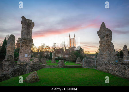 Bury St Edmunds Abbey Gardens, Blick auf den Dom und die Ruinen der mittelalterlichen Abtei in Bury St Edmunds, Suffolk, in der Dämmerung Stockfoto