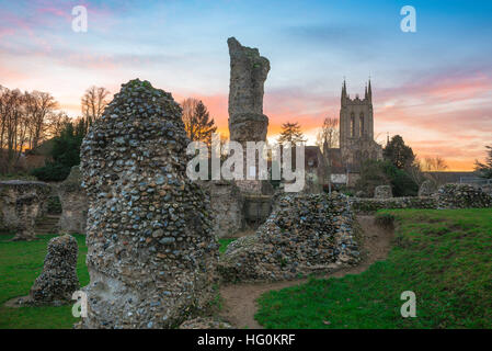 Bury St Edmunds Abbey Gardens, Blick auf die Kathedrale St Edmundsbury und die Ruinen der mittelalterlichen Abtei in Bury St Edmunds, Suffolk. Stockfoto