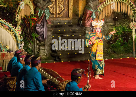 Ubud, Indonesien - 1. Juli 2015: Traditioneller Tanz Legong und Barong, durchgeführt von professionellen Schauspielern in Ubud Palast Stockfoto