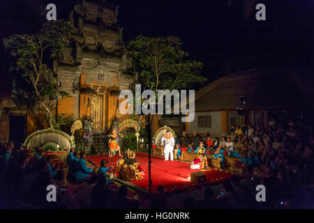 Ubud, Indonesien - 1. Juli 2015: Traditioneller Tanz Legong und Barong, durchgeführt von professionellen Schauspielern in Ubud Palast Stockfoto