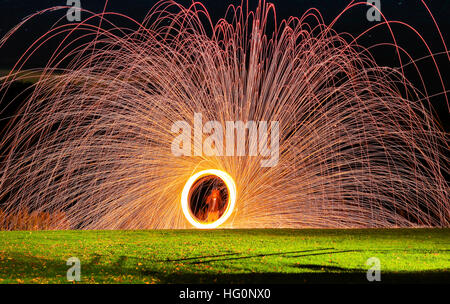 Lightpainting mit Stahlwolle in Brand Stockfoto