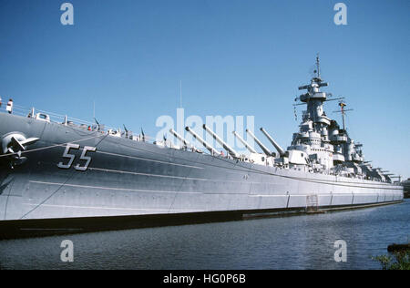 Die USS North Carolina (BB-55), ein Schlachtschiff der South Dakota-Klasse, ist am 9. Oktober 1988 vom Hafenbogen aus zu sehen. Das Schiff diente im Zweiten Weltkrieg und später als Museumsschiff, wobei die Architektur der Marine, 16-Zoll-Geschütze und das Design gepanzerter Schlachtschiffe hervorgehoben wurden. Stockfoto