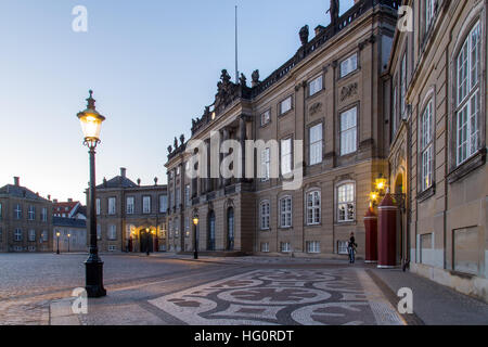 Kopenhagen, Dänemark - 5. Juni 2016: Abend-Fotografie von Schloss Amalienborg und eine königliche Wache Stockfoto