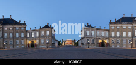 Kopenhagen, Dänemark - 5. Juni 2016: Abend-Fotografie von Schloss Amalienborg und die Oper im Hintergrund Stockfoto