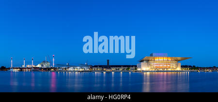 Kopenhagen, Dänemark - 5. Juni 2016: Panoramablick über den Hafen mit dem Opera House und Amager Kraftwerk Stockfoto