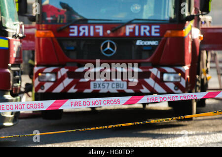 Lager-Feuer in Tottenham, Nord-London, UK. 2. Januar 2017. Tottenham-Feuer - 70 Feuerwehrmänner zusammen mit 10 Motoren bekämpfen ein Feuer in einer Industrieanlage auf Bernard Road, sieben Schwestern, Tottenham im Londoner Norden. Crews aus Tottenham, Edmonton, Walthamstow, Stoke Newington, Holloway, Hornsey und Leyton Feuerwachen in der Szene im Norden Londons. © Dinendra Haria/Alamy Live-Nachrichten Stockfoto