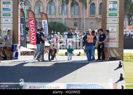 Asuncion, Paraguay. Januar 2017. Laller Racing, Fahrer Lajos Horvath mit einer Flagge auf dem Podium während der symbolischen Startzeremonie der Rallye Dakar 2017 in Asuncion, Paraguay. Quelle: Andre M. Chang/Alamy Live News Stockfoto