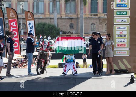 Asuncion, Paraguay. Januar 2017. Laller Racing, Fahrer Lajos Horvath kniet mit einer Flagge auf dem Podium während der symbolischen Startzeremonie der Rallye Dakar 2017 in Asuncion, Paraguay. Quelle: Andre M. Chang/Alamy Live News Stockfoto