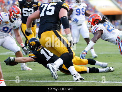 City, Florida, USA. 2. Januar 2017. OCTAVIO JONES | Zeiten. Iowa Hawkeyes Quarterback C.J. Beathard (16) kommt zu kurz, erzielte einen Touchdown gegen die Florida Gators im zweiten Quartal bei den Outback Bowl im Raymond James Stadium in Tampa am Montag, 2. Januar 2017. © Octavio Jones/Tampa Bay Times / ZUMA Draht/Alamy Live News Stockfoto