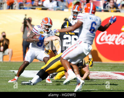 City, Florida, USA. 2. Januar 2017. OCTAVIO JONES | Zeiten. Florida Gators Wide Receiver Antonio Callaway (81) läuft der Ball für ein First Down gegen die Iowa Hawkeyes Verteidigung im zweiten Quartal bei den Outback Bowl im Raymond James Stadium in Tampa am Montag, 2. Januar 2017. © Octavio Jones/Tampa Bay Times / ZUMA Draht/Alamy Live News Stockfoto