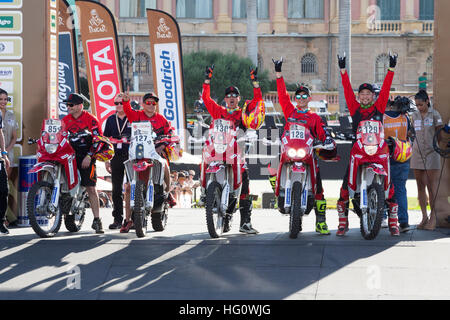 Asuncion, Paraguay. Januar 2017. Zongshen Cyclone Team Fahrer auf ZONGSHEN Bikes während der symbolischen Startzeremonie der Rallye Dakar 2017 in Asuncion, Paraguay. Quelle: Andre M. Chang/Alamy Live News Stockfoto