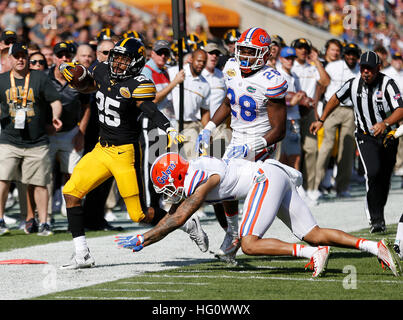 City, Florida, USA. 2. Januar 2017. OCTAVIO JONES | Zeiten. Iowa Hawkeyes Runningback Akrum Wadley (25) läuft der Ball für ein First Down im zweiten Quartal gegen die Florida Gators Verteidigung während der Outback Bowl im Raymond James Stadium in Tampa am Montag, 2. Januar 2017. © Octavio Jones/Tampa Bay Times / ZUMA Draht/Alamy Live News Stockfoto