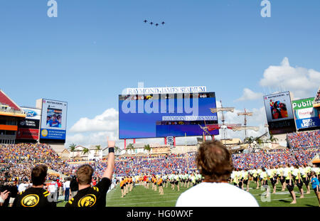 City, Florida, USA. 2. Januar 2017. OCTAVIO JONES | Zeiten. Air Force Jets fliegen über Raymond James Stadium nach dem Singen der Nationalhymne in Tampa auf Montag, 2. Januar 2017. Die Gator besiegte die Hawkeyes 30 bis 3 in das Outback Bowl. © Octavio Jones/Tampa Bay Times / ZUMA Draht/Alamy Live News Stockfoto