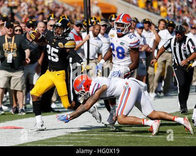 City, Florida, USA. 2. Januar 2017. OCTAVIO JONES | Zeiten. Iowa Hawkeyes Runningback Akrum Wadley (25) läuft der Ball für ein First Down im zweiten Quartal gegen die Florida Gators Verteidigung während der Outback Bowl im Raymond James Stadium in Tampa am Montag, 2. Januar 2017. © Octavio Jones/Tampa Bay Times / ZUMA Draht/Alamy Live News Stockfoto