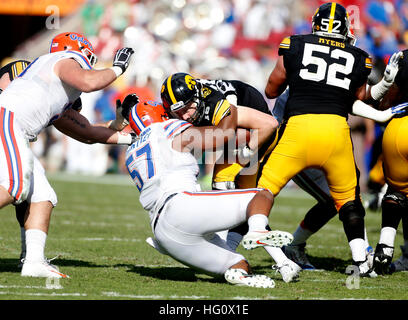 City, Florida, USA. 2. Januar 2017. OCTAVIO JONES | Zeiten. Florida Gators defensive Lineman Caleb Brantley (57) Säcke Iowa Hawkeyes Quarterback C.J. Beathard (16) im zweiten Quartal bei den Outback Bowl im Raymond James Stadium in Tampa am Montag, 2. Januar 2017. © Octavio Jones/Tampa Bay Times / ZUMA Draht/Alamy Live News Stockfoto