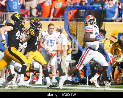 City, Florida, USA. 2. Januar 2017. OCTAVIO JONES | Zeiten. Florida Gators Runningback bricht Mark Thompson (24) für einen Touchdown gegen die Iowa Hawkeyes Verteidigung spät im zweiten Quartal bei den Outback Bowl im Raymond James Stadium in Tampa am Montag, 2. Januar 2017. © Octavio Jones/Tampa Bay Times / ZUMA Draht/Alamy Live News Stockfoto