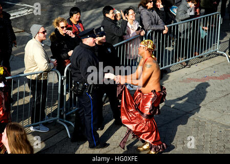 Philadelphia, Vereinigte Staaten von Amerika. 1. Januar 2017. Kukeri Federbein während der 117. jährliche Neujahrs Tag Mummers Parade in Philadelphia, PA, am 1. Januar 2017. © Bastiaan Slabbers/Alamy Live-Nachrichten Stockfoto