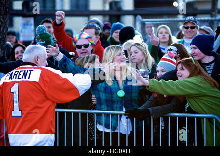 Philadelphia, Vereinigte Staaten von Amerika. 1. Januar 2017. Ehemalige Flyer Torwart Bernie Parent begrüßt Fans am Rande der 117. jährliche Neujahrs Tag Mummers Parade in Philadelphia, PA, bei der 1. Januar 2017. © Bastiaan Slabbers/Alamy Live-Nachrichten Stockfoto